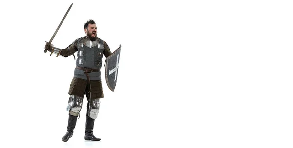 Portret van brutale seriuos man, middeleeuwse krijger of ridder met zwaard en schild geïsoleerd over witte achtergrond. — Stockfoto