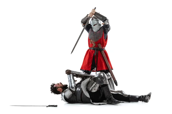 Full längd porträtt av två medeltida krigare, riddare slåss isolerad över vit studio bakgrund — Stockfoto