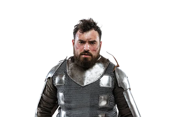 Портрет сміливого і жорстокого середньовічного воїна або лицаря серйозно дивиться на камеру ізольовано на білому тлі — стокове фото