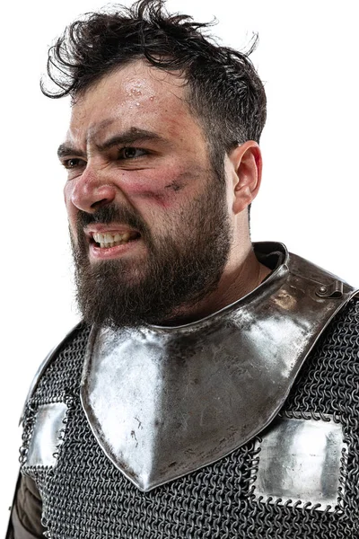 Oříznutý portrét statečného a brutálního středověkého bojovníka nebo rytíře izolovaného na bílém pozadí — Stock fotografie