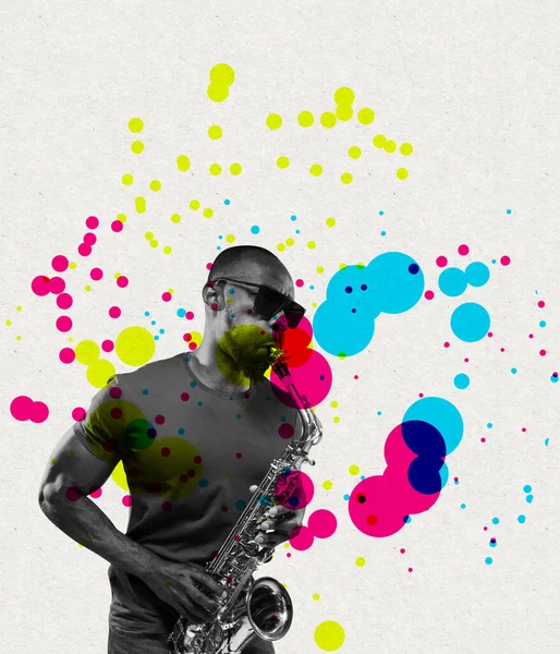 창의적 인 디자인. 색색 배경에 고립된 색소폰을 연주하는 젊은 아프리카 남자의 정교 한 미술 콜라주 — 스톡 사진