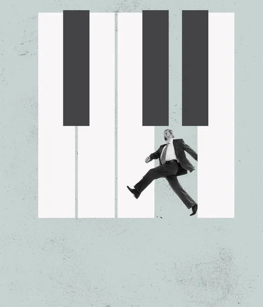 Σύγχρονη τέχνη κολάζ του τρελό, σοκαρισμένος ανώτερος άνθρωπος με κοστούμι τρέχει έξω πλήκτρα πιάνο απομονώνονται σε γκρι φόντο. Μελωδία της ζωής — Φωτογραφία Αρχείου