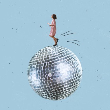 Çağdaş sanat kolajı, 80 'lerin modası gibi giyinmiş bir kadınla mavi arka planda izole edilmiş dev disko topunda dans ediyor. Parti zamanı