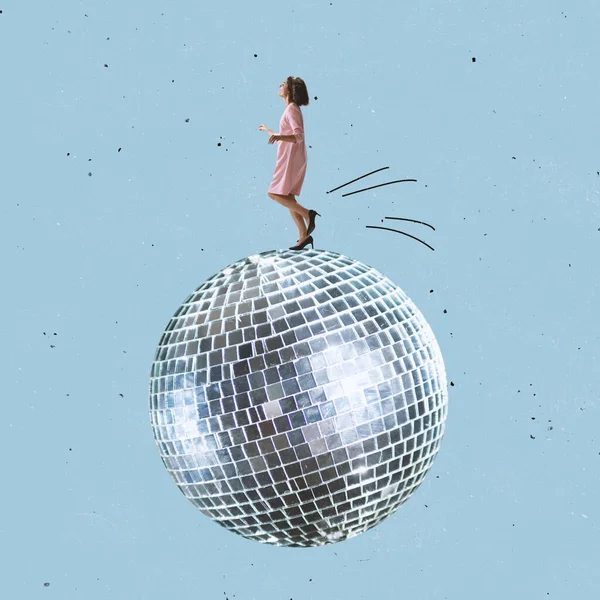 Colagem de arte contemporânea com mulher em retro 80 estilo traje dançando na bola de discoteca gigante isolado sobre fundo azul. Hora da festa — Fotografia de Stock