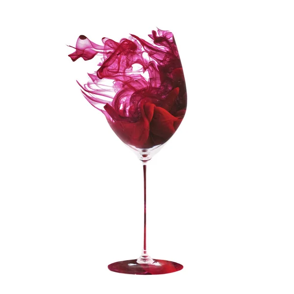 Креативне мистецтво. текстура червоного вина з червоного барвника, рідина з краплями і бризками. Один келих вина ізольований на білому тлі. Концепція напоїв, смак, свята, фестивалі — стокове фото