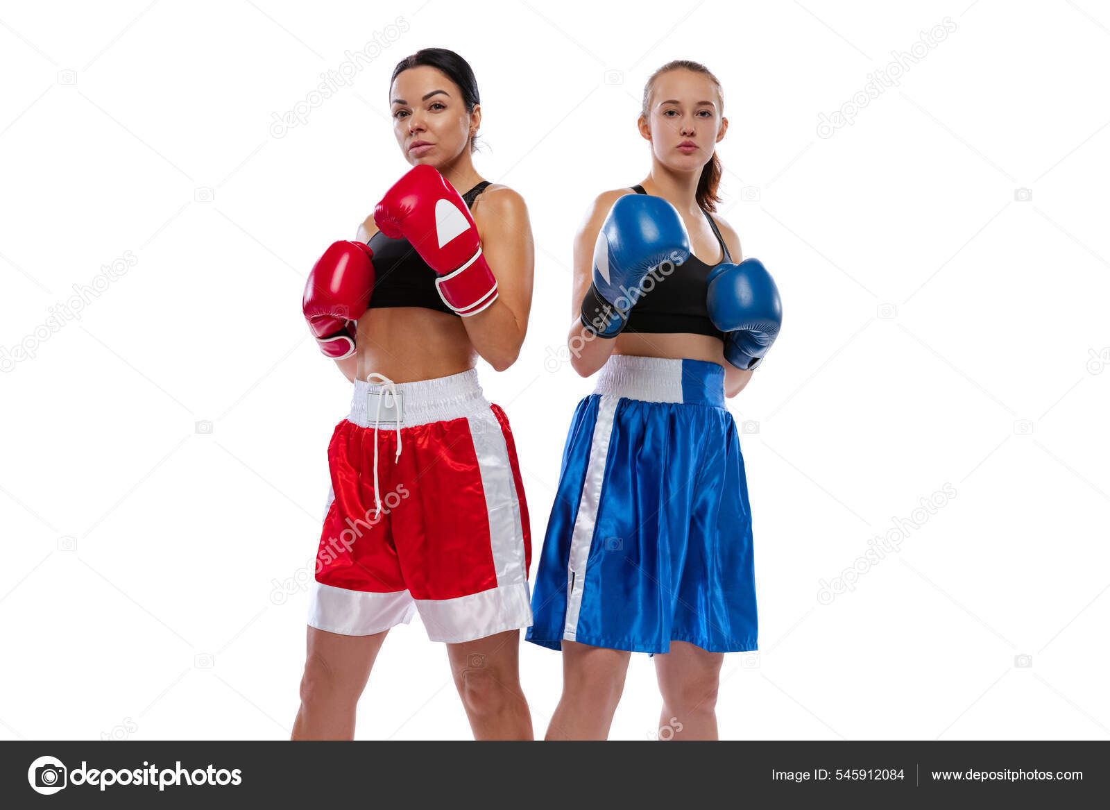 Duas meninas bonitas jovens, boxeadores profissionais em shorts de