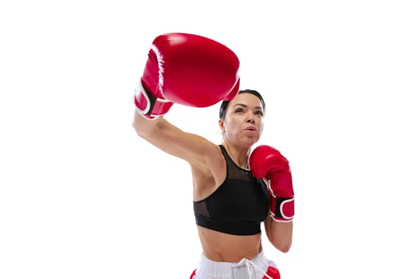 Widok z przodu kamery młodej dziewczyny, profesjonalny bokser ćwiczący w mundurze sportowym i rękawice bokserskie izolowane na białym tle studio. Koncepcja sportu, nauki, rywalizacji — Zdjęcie stockowe