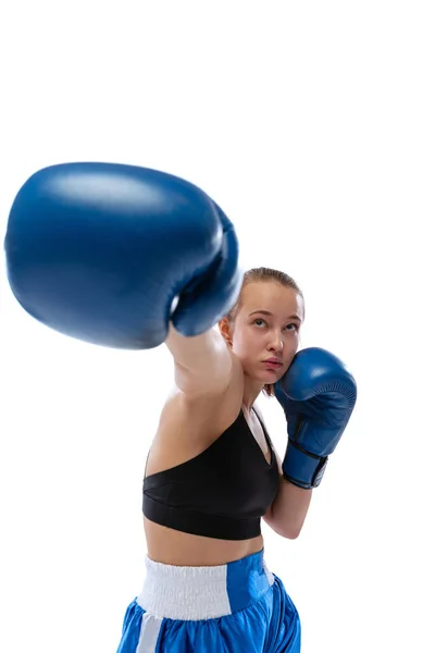 Přední kamera pohled mladé dívky, profesionální boxer cvičení ve sportovní uniformě a boxerské rukavice izolované na bílém pozadí studia. Pojetí sportu, studia, soutěže — Stock fotografie