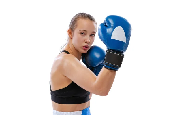 Portrait de jeune belle fille, boxeuse professionnelle en short de boxe et gants posant isolée sur fond de studio blanc. Concept de sport, d'étude, de compétition — Photo