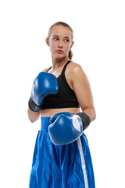 Retrato de joven hermosa chica, boxeador profesional en pantalones cortos de boxeo y guantes posando aislado sobre fondo de estudio blanco. Concepto de deporte, estudio, competición — Foto de Stock