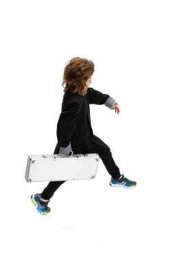 Küçük bir çocuğun portresi, şık bir kuaför imajı olan bir çocuk, beyaz stüdyo arka planında izole edilmiş berber. Meslek kavramı, modern uzmanlar, çocukluk.