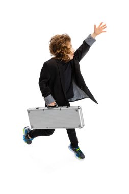 Fırtınalı. Küçük bir çocuğun portresi, şık bir kuaför imajı olan bir çocuk, beyaz stüdyo arka planında izole edilmiş berber. Meslek kavramı, modern uzmanlar, çocukluk.