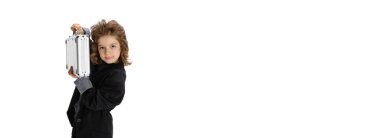 Liitle 'ın portresi olan el ilanı, şık bir kuaför imajı olan çocuk, beyaz stüdyo arka planında berber. Meslek kavramı, modern uzmanlar, çocukluk.