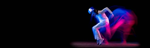 Folheto com homem elegante, dançarino de hip-hop dançando isolado em fundo escuro em luz de néon mista. Cultura juvenil, hip-hop, movimento, estilo e moda, ação. — Fotografia de Stock