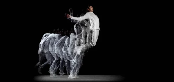 Volante con joven, bailarín de hip-hop en acción, movimiento aislado sobre fondo oscuro con efecto de esroboscopio. Cultura juvenil, hip-hop, movimiento, estilo y moda, acción. —  Fotos de Stock