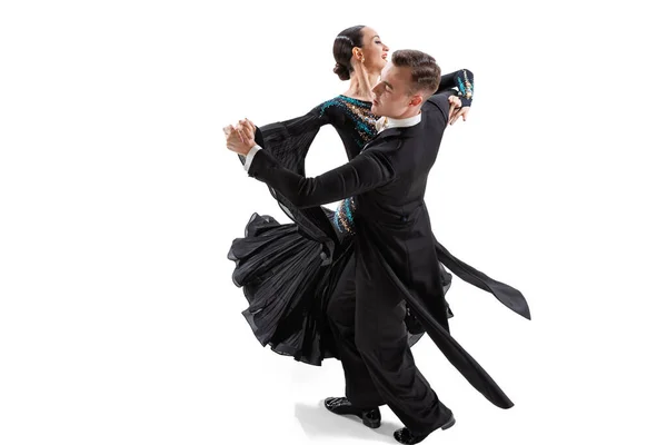 Valse viennoise. Jeune couple artistique gracieux, homme et femme dansant danse de salon isolé sur fond de studio blanc. Beauté, art, sport concept — Photo