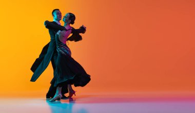 Dans eden çiftli el ilanı, dans eden güzel erkek ve kadın vals, neon ışıkta izole edilmiş turuncu arka planda. Güzellik, sanat, spor konsepti