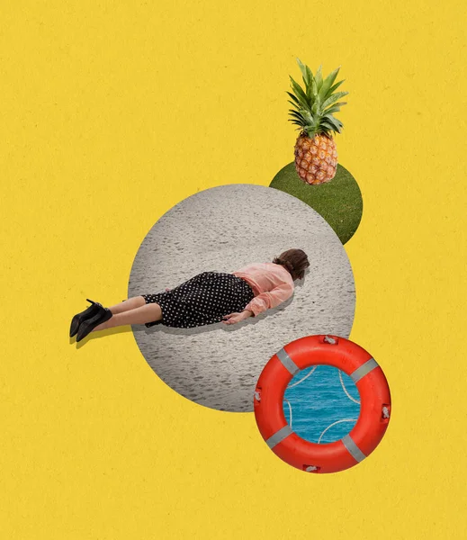 Kolaż sztuki współczesnej. Kobieta leżąca na piasku nad ananasem i kręgiem pływackim odizolowana na żółtym tle — Zdjęcie stockowe