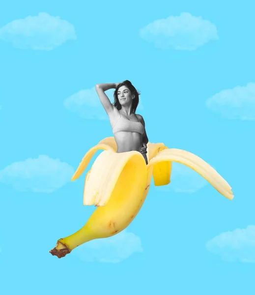 Collage zeitgenössischer Kunst. Schlanke schöne Frau ragt Banane isoliert über himmelblauen Hintergrund — Stockfoto