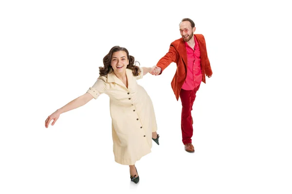 Vue aérienne d'un homme et d'une femme heureux et souriants vêtus d'une tenue à l'ancienne se promenant isolés sur fond blanc. Vintage, hipster — Photo