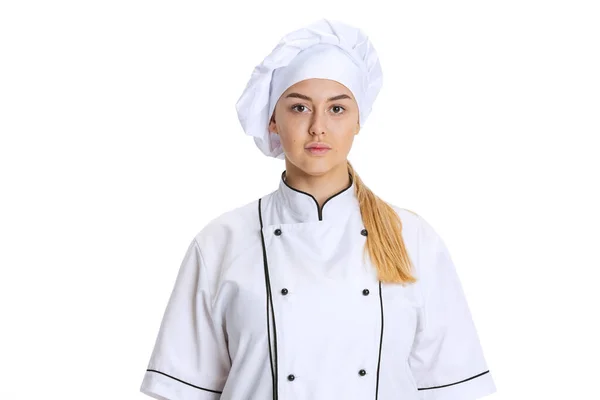 Mujer joven, cocinera, cocinera en uniforme blanco posando aislada sobre fondo blanco. Cocina, profesión, negocio, comida, gusto, concepto de restaurante. —  Fotos de Stock