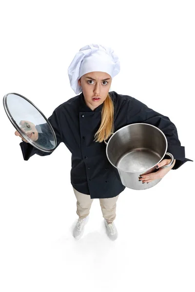 Vista de alto ângulo da bela jovem, senhora-cozinheiro, chef em uniforme preto isolado no fundo branco. Cozinha, profissão, negócios, comida, sabor, conceito de restaurante. — Fotografia de Stock