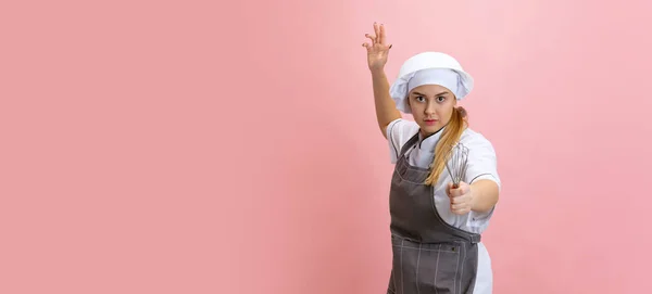 Retrato cômico de senhora-cozinheiro, chef em chapéu branco e avental de cozinha isolado em fundo rosa. Cozinha, profissão, negócios, comida, sabor, conceito de restaurante. Folheto — Fotografia de Stock