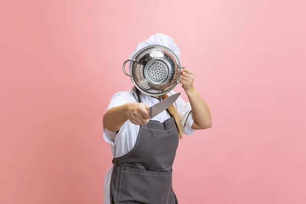 여성 요리사의 만화, 하얀 모자를 쓴 요리사, 분홍색 배경에 따로 떨어진 부엌 앞치마를 입은 요리사. 쿠션, 직업, 사업, 음식, 맛, 식당 컨셉. — 스톡 사진