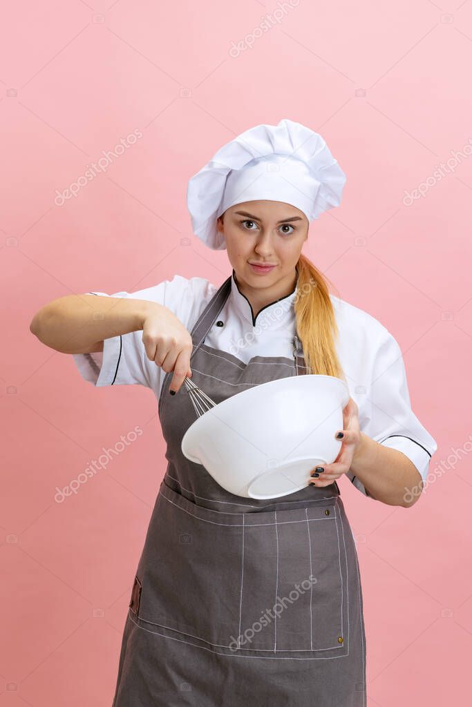Joven mujer sonriente senora cocinera cocinera en uniforme blanco cocinando aislada sobre fondo rosa. Cocina profesion negocio comida gusto concepto de restaurante. Foto de stock vova130555 gmail ...