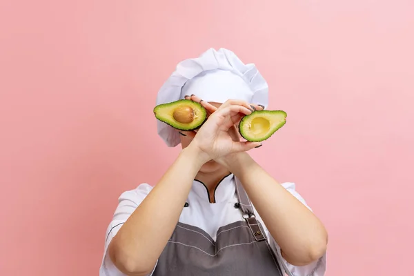 Retrato cómico de lady-cook, chef en sombrero blanco y delantal de cocina aislado sobre fondo rosa. Cocina, profesión, negocio, comida, gusto, concepto de restaurante. —  Fotos de Stock