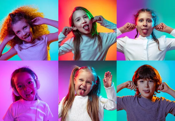 Fazer caretas. Conjunto de retratos de crianças, meninos e meninas bonitos isolados em fundo estúdio multicolorido em luz de néon. Educação, wow emoções — Fotografia de Stock
