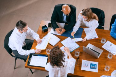 İş konferansının en iyi görüşü, toplantı. Genç iş arkadaşları, iş arkadaşları, çalışma sürecinde öğrenciler, kapalı yerlerde. Girişim, finans, teknoloji ve yenilik kavramı.