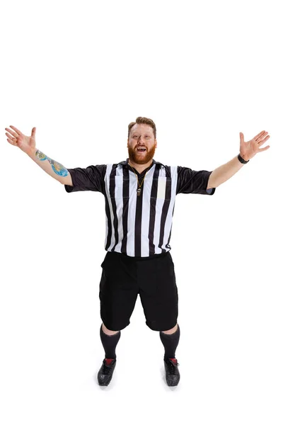 Retrato completo de futebol ou árbitro de futebol vestindo uniforme juiz de campo isolado no fundo do estúdio branco. Conceito de esporte, regras, competições, direitos, anúncio, vendas. — Fotografia de Stock