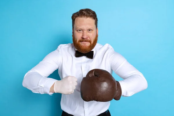 Estudio de tiro de árbitro deportivo con camisa blanca y corbata de mariposa aislado sobre fondo azul estudio. Concepto de deporte, reglas, competiciones, derechos, anuncio, ventas. — Foto de Stock