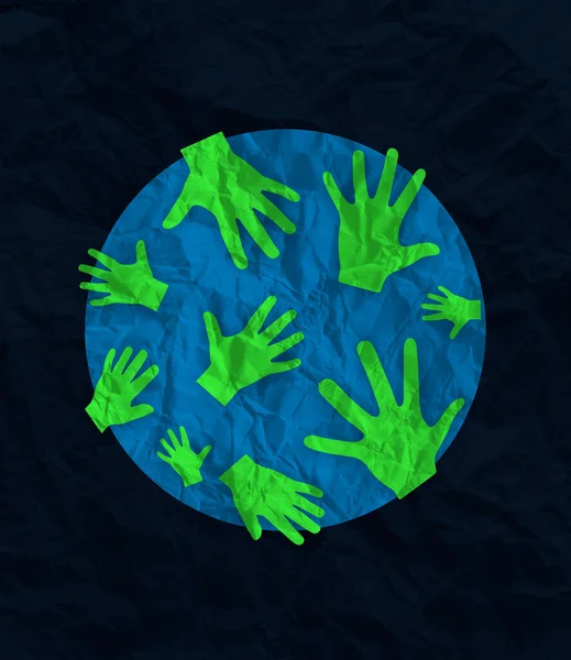 Κολάζ σύγχρονης τέχνης. Σύνθεση με πράσινο χρώμα χαρτιού ανθρώπινα χέρια σε σχήμα σφαίρας που απομονώνεται σε σκούρο φόντο. Έννοια της πολυμορφίας, της φιλίας, των δικαιωμάτων, της ειρήνης — Φωτογραφία Αρχείου