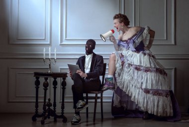 Klasik Rönesans tarzı. Ortaçağ kraliyet mensubu genç ve güzel bir kadın. Gece elbisesi içinde. Hizmetçisi koyu bir geçmişi var. Dönem Karşılaştırması