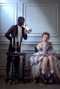 Klasik Rönesans tarzı. Ortaçağ kraliyet mensubu genç ve güzel bir kadın. Gece elbisesi içinde. Hizmetçisi koyu bir geçmişi var. Dönem Karşılaştırması