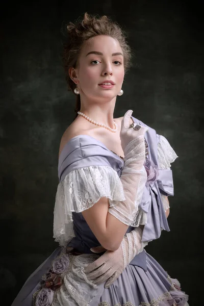 르네상스 풍의 드레스를 입은 중세의 왕실 사람 이 어두운 배경에서 고립된 모습의 귀여운 소녀의 빈티지 초상화. 시대를 비교함 — 스톡 사진