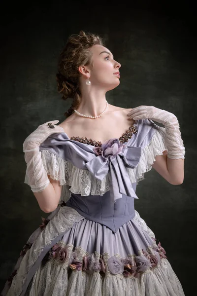 Retrato vintage de jovem adorável menina na imagem da pessoa real medieval em estilo renascentista vestido isolado no fundo escuro. Comparação de eras — Fotografia de Stock