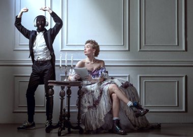 Klasik Rönesans tarzı. Ortaçağ kraliyet mensubu genç ve güzel bir kadın. Gece elbisesi içinde. Hizmetçisi koyu bir geçmişi var. Dönem Karşılaştırması