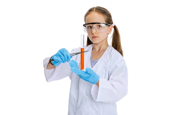 작은 여대생의 모습, 하얀 가운을 입고 화학자로서의 아이, 과학자들 이 실험실에서 하얀 배경에 격리 된 다양 한 색깔의 화학 물질을 실험하고 있는 모습 — 스톡 사진