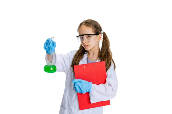 Criança curiosa, menina, aluno de vestido grande branco estudando, fazendo experiência com fluido químico multicolorido em aula de química isolada em fundo branco — Fotografia de Stock