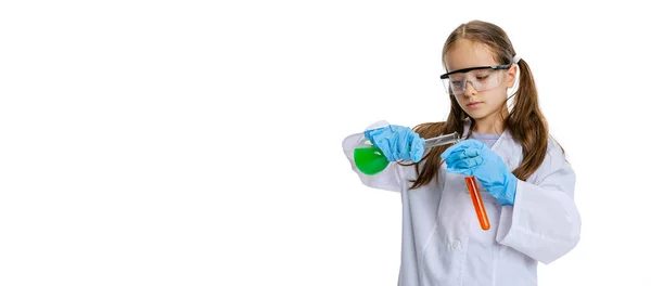 Criança curiosa, menina, pupila de vestido grande branco estudando, fazendo experiência com fluido químico multicolorido em aula de química isolada em fundo branco. Folheto — Fotografia de Stock