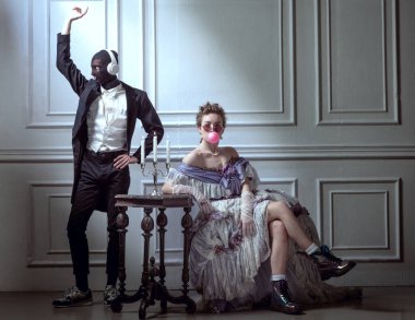 Klasik Rönesans tarzı. Ortaçağ kraliyet mensubu genç ve güzel bir kadın. Gece elbisesi giymiş. Hizmetçisi de geçmişe izole edilmiş. Dönem Karşılaştırması