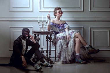 Klasik Rönesans tarzı. Ortaçağ kraliyet mensubu genç ve güzel bir kadın. Gece elbisesi içinde. Hizmetçisi koyu bir geçmişi var. Dönem Karşılaştırması