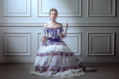 Rönesans tarzı elbise giymiş ortaçağ kraliyet mensubu genç ve tapılası bir kızın nostaljik portresi geçmişe izole edilmiş. Çağların, tarihin, filmin karşılaştırılması