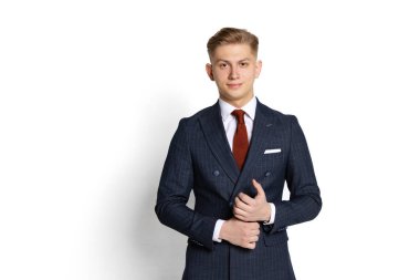 Beyaz stüdyo arka planında izole edilmiş kameraya bakan yakışıklı iş adamı, öğrenci ve diplomatın yarım boy portresi. İnsani duygular, yüz ifadesi kavramı.