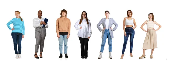 Különböző, többnemzetiségű emberek, férfiak és nők állnak elszigetelten fehér háttér, vízszintes szórólap, banner. Alkalmi ruhás modellek — Stock Fotó