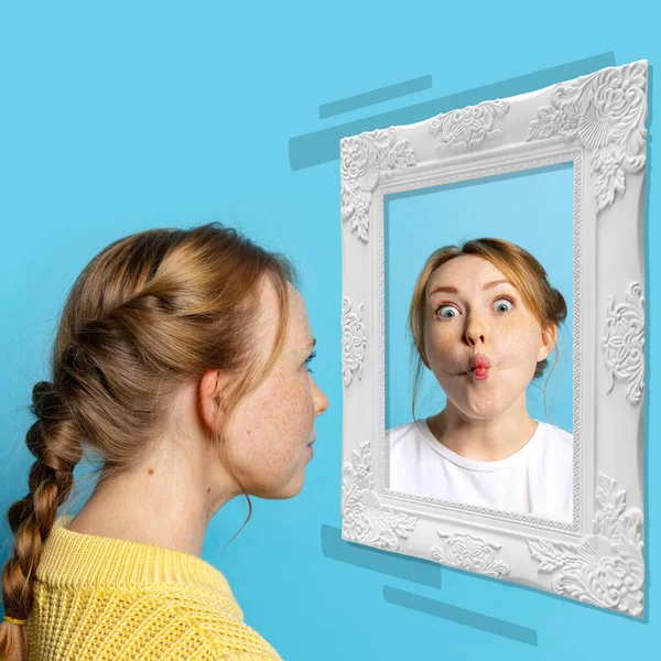 Mladá dívka se dívá na zrcadlo izolované na světlém pozadí. Koláž současného umění. Pojem emoce, vnitřní svět, duševní zdraví — Stock fotografie