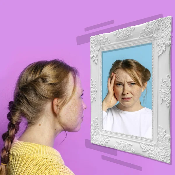 Mladá dívka se dívá na zrcadlo izolované na světlém pozadí. Koláž současného umění. Pojem emoce, vnitřní svět, duševní zdraví — Stock fotografie